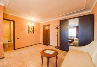 Апарт-отели Partner Guest House Киев Классические апартаменты с 1 комнатой и отдельной кухней-3