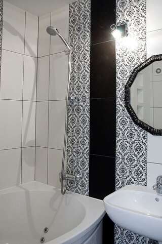 Апарт-отели Partner Guest House Киев Апартаменты с открытой планировкой, оформленные в черно-белых тонах, с балконом-1