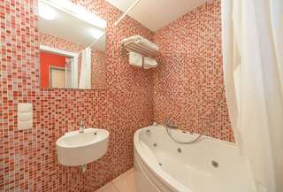 Апарт-отели Partner Guest House Киев Апартаменты с открытой планировкой, оформленные в красных тонах, с балконом-1