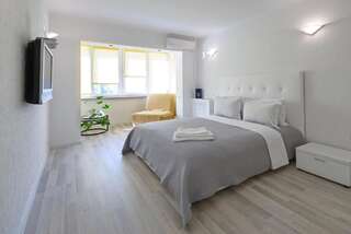 Апарт-отели Partner Guest House Киев Светлые апартаменты с открытой планировкой с отдельной кухней, вид на улицу-1