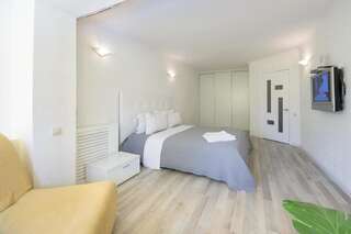 Апарт-отели Partner Guest House Киев Светлые апартаменты с открытой планировкой с отдельной кухней, вид на улицу-2