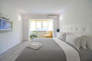 Апарт-отели Partner Guest House Киев Светлые апартаменты с открытой планировкой с отдельной кухней, вид на улицу-3