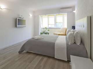 Апарт-отели Partner Guest House Киев Светлые апартаменты с открытой планировкой с отдельной кухней, вид на улицу-4