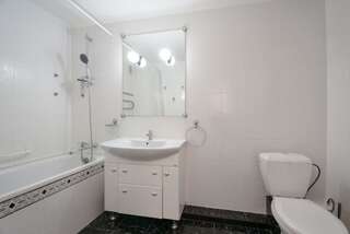 Апарт-отели Partner Guest House Киев Светлые апартаменты с открытой планировкой с отдельной кухней, вид на улицу-8