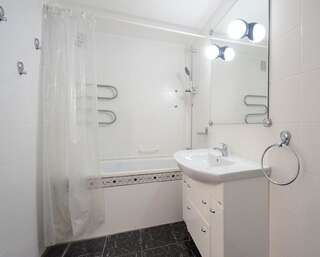 Апарт-отели Partner Guest House Киев Светлые апартаменты с открытой планировкой с отдельной кухней, вид на улицу-9