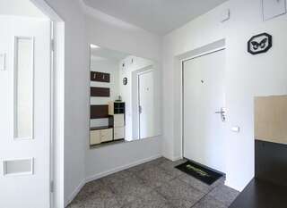 Апарт-отели Partner Guest House Киев Светлые апартаменты с открытой планировкой с отдельной кухней, вид на улицу-10